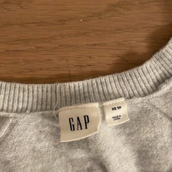 Beautiful grey oversized v-neck sweater from Gap - Picture 3 of 5